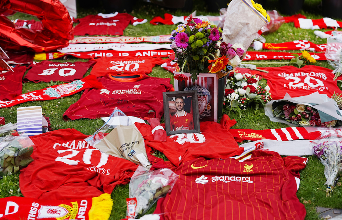 Bild till nyheten Hedrar Jota med minnesskulptur